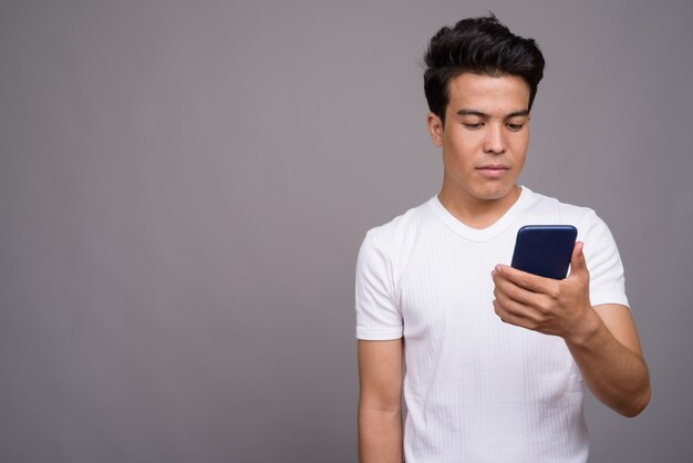 Giovane uomo asiatico che indossa camicia bianca