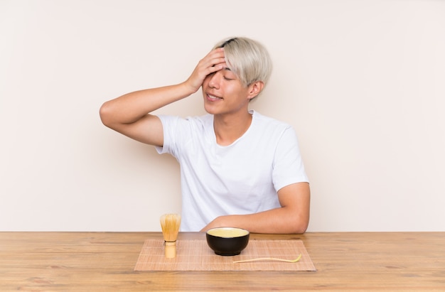 笑っているテーブルで抹茶と若いアジア人