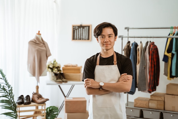 洋服店で働く若いアジア人