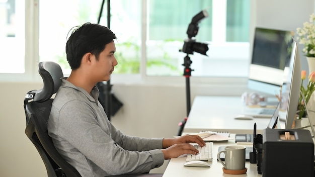 컴퓨터에서 가정에서 일하는 젊은 아시아 남자