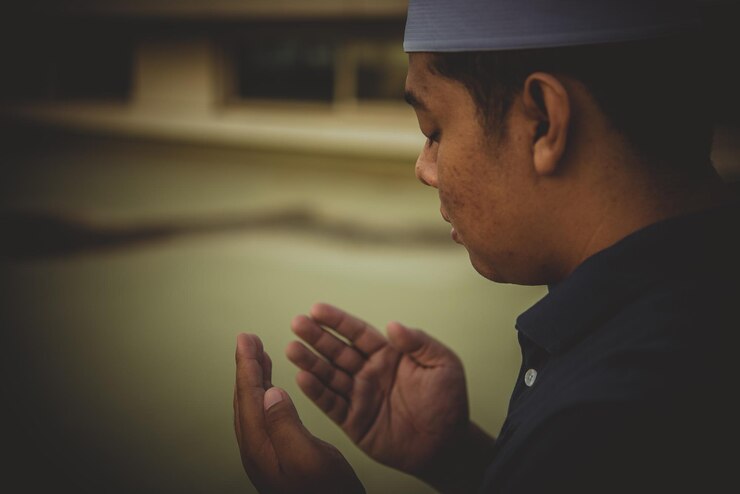 Photo a young asian muslim man praying on sunsetramadan festival concept