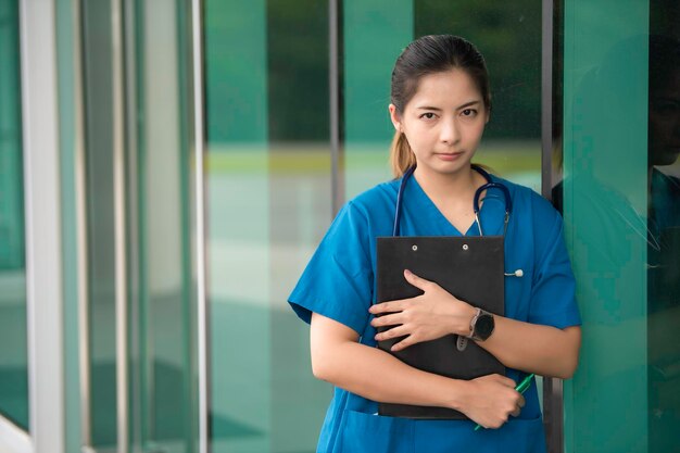 ClinicPortrait of doctor in a hospital에서 일하는 젊은 아시아 간호사