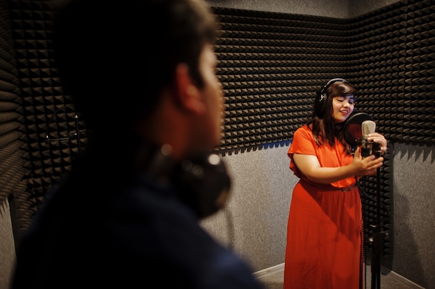 Photo young asian singers recording in the studio