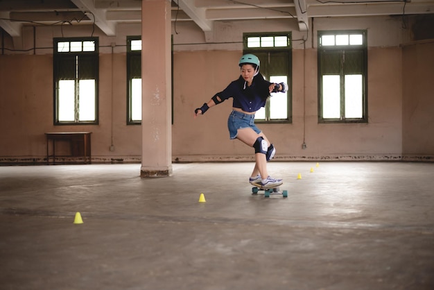 사진 스케이트보드 도시 스포츠 스케이트보드를 타고 행복하고 재미있는 생활 방식을 하는 젊은 아시아 10대 소녀
