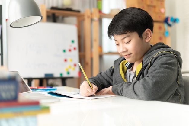 宿題をしている若いアジアの10代の学生