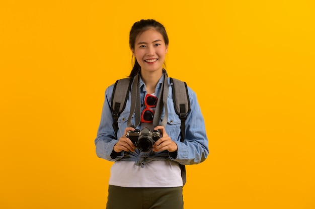 Foto giovane donna turistica asiatica che prepara per il viaggio