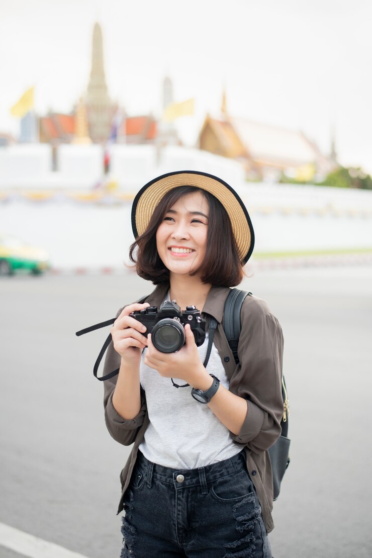Photo 若いアジア旅行女性はタイのバンコクの美しい場所で楽しんでいます。