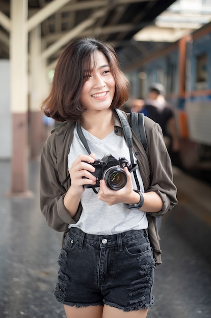 젊은 아시아 여행 여자 방콕, 태국에서 아름다운 곳에서 즐기고있다
