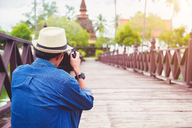 Photo young asian traveler.