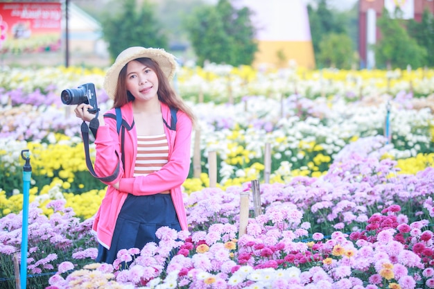 Foto giovane donna asiatica nel giardino del crisantemo.