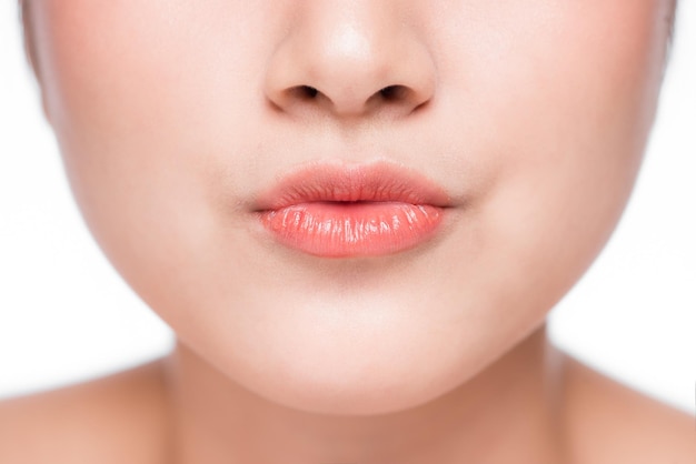 Primo piano della giovane donna asiatica trucco naturale perfetto del labbro