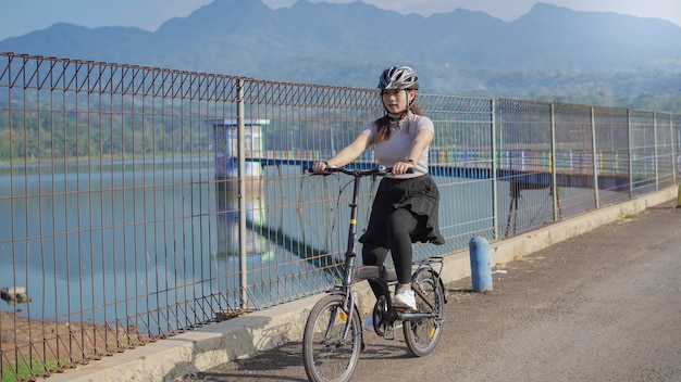 夏にサイクリングアジアの若い女性