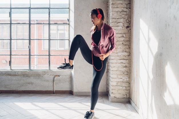 Photo young asian woman doing gymnastics while listening to music