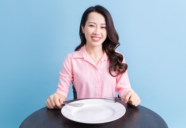 La giovane donna asiatica che mangia mangia il concetto