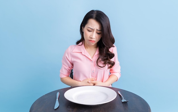 La giovane donna asiatica che mangia mangia il concetto