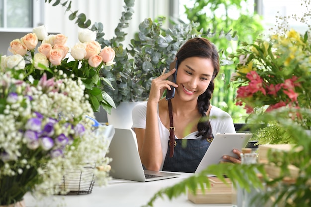 若いアジアの女性起業家/ショップオーナー/小さなフラワーショップビジネスの花屋