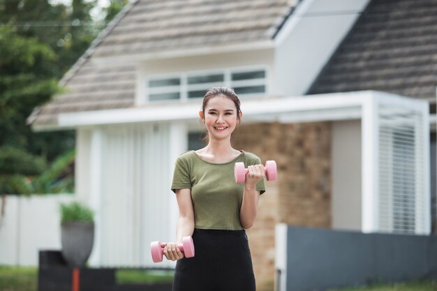 屋外で運動若いアジア女性