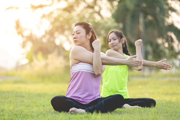 公園で運動する若いアジア人女性。