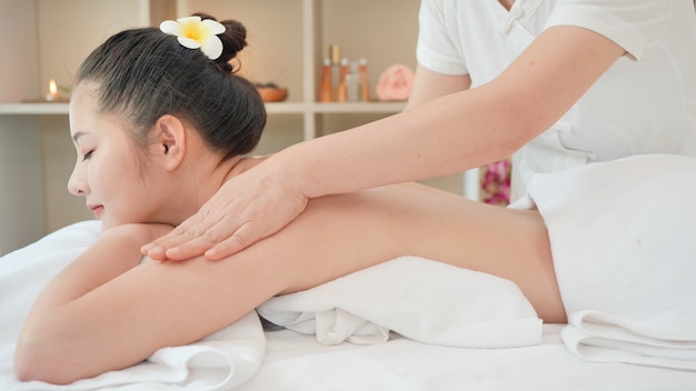 Photo young asian woman getting relaxing oil massage at beauty spa salon. massage for health