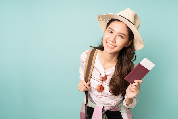 Foto giovane passaporto asiatico della tenuta della donna e sorridere