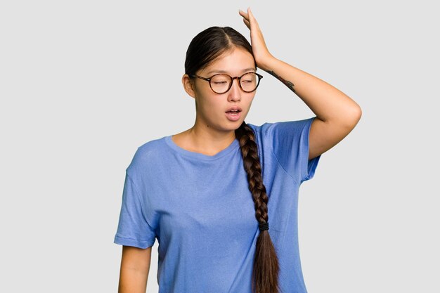 젊은 아시아 여성은 고립되어 충격을 받았습니다. 그녀는 중요한 회의를 기억했습니다.