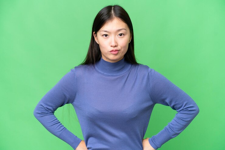 Photo 고립 된 크로마 키 배경 화가 젊은 아시아 여자