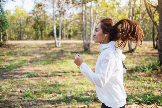 朝の都市公園でジョギングアジアの若い女性