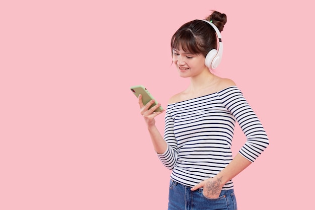 젊은 아시아 여성 듣는 음악