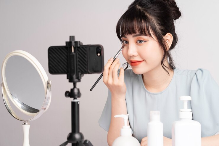 Photo 年轻的亚洲女人在线直播教化妆