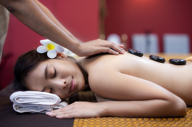 Photo young asian woman lying on bed in spa massage.