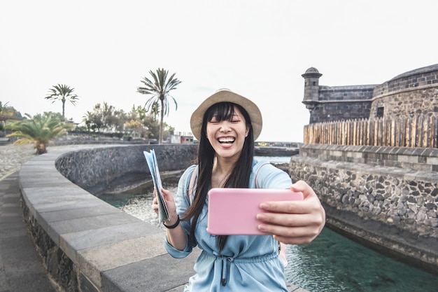 Foto giovane donna asiatica che fa video per vlog con la fotocamera dello smartphone