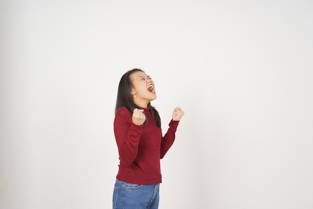 Молодая азиатка в красной футболке гневный жест изолирован на белом фоне