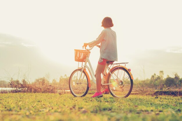 若い、アジア人、女、自転車、公園、日没