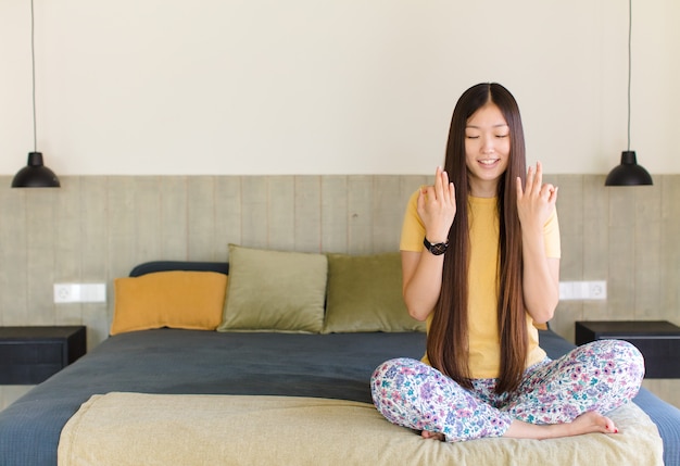 분노, 좌절, 화난 표정과 꽉 주먹으로 공격적으로 외치는 젊은 아시아 여성, 분노한 느낌