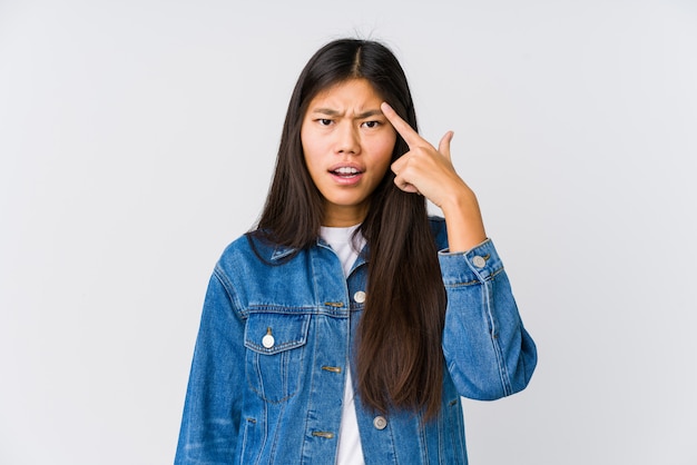 Молодая азиатская женщина показывая жест разочарования с указательным пальцем.