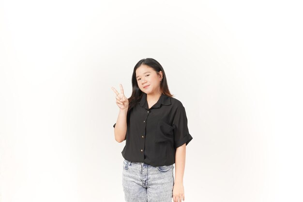 색 배경에 검은 티셔츠와 청바지를 입고 평화 표지판을 보여주는 젊은 아시아 여성