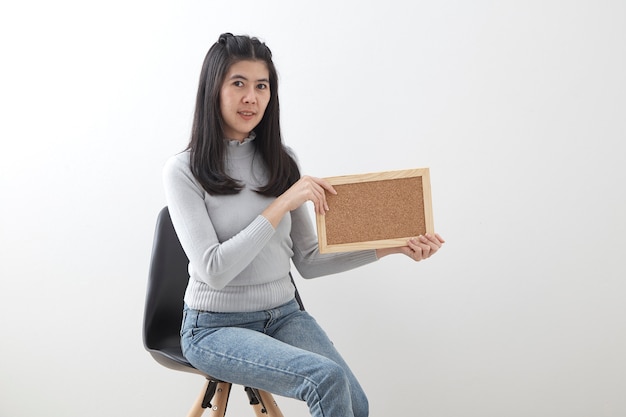 Foto giovane donna asiatica seduta sedia