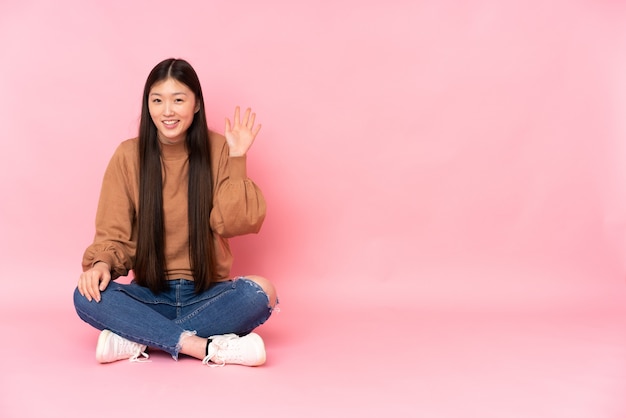 写真 床に座っている若いアジアの女性