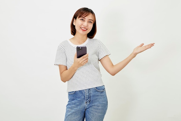 젊은 아시아 여성 미소 행복 사용 스마트 휴대 전화