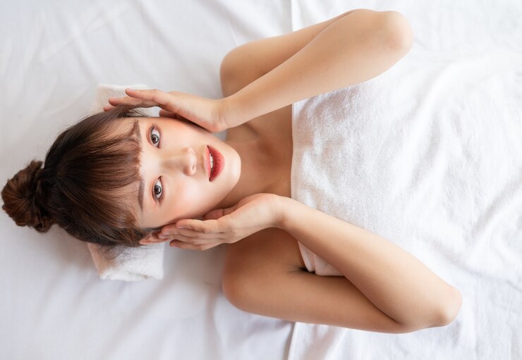 Photo スパで体の世話をする若いアジアの女性