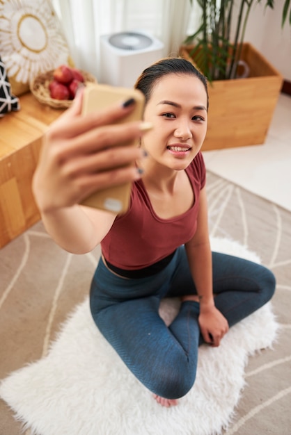 Photo young asian woman taking selfie