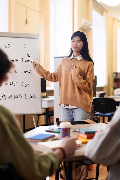 中国語の授業を教える若いアジア人女性