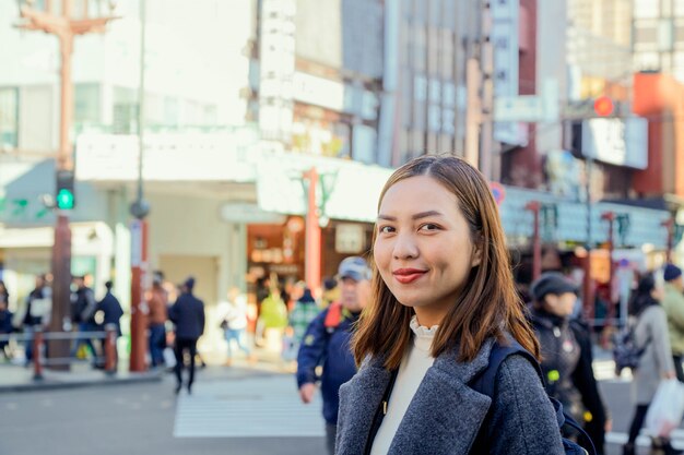 도시를 방문하는 젊은 아시아 여성 관광