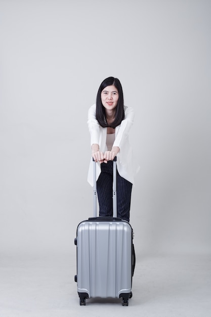 Молодой азиатский турист женщины с багажом для того чтобы путешествовать
