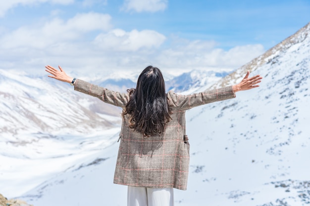 レー、ラダック、インドの雪の山の上に楽しんで若いアジア女性旅行者