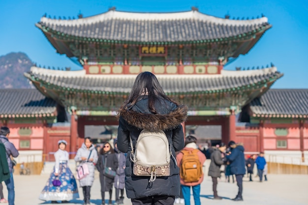 사진 배낭 경복궁으로 여행하는 젊은 아시아 여성 여행자