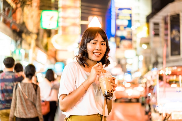 タイ、バンコクのチャイナタウンを望む若いアジア女性旅行者