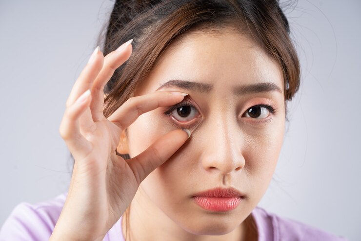 Photo 若いアジア人女性は彼女の手で目を開いていた