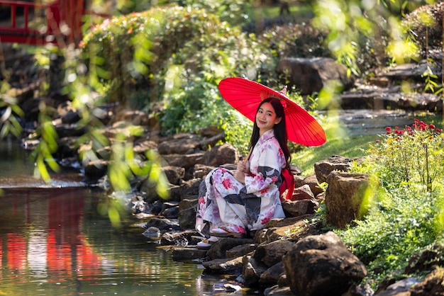 写真 若いアジア人女性が日本の伝統服を着ている キモノ 日本の伝統服