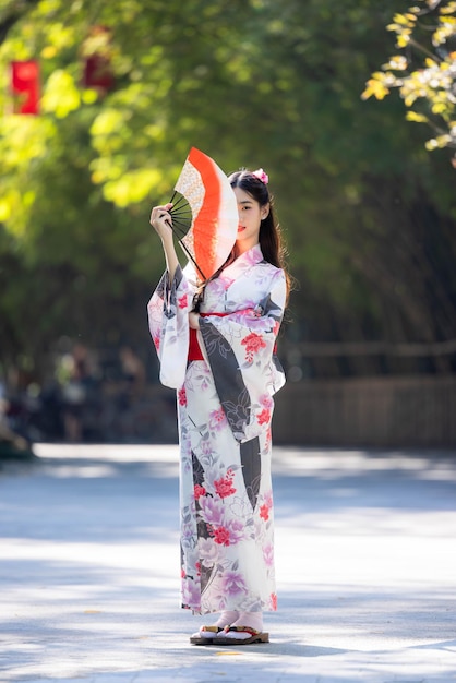 写真 若いアジア人女性が日本の伝統服を着ている キモノ 日本の伝統服